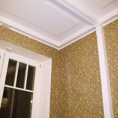 Кабинет. Стены и потолок декорированы деревянными балками, покрашенными в белый цвет