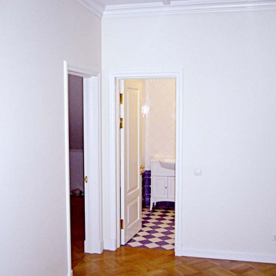 Холл второго этажа. Слева дверь в спальню, справа - в ванную