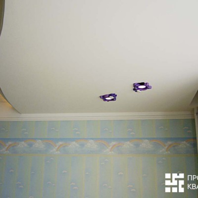 Потолок в детской. Слева закарнизная подсветка, справа закарнизная ниша для штор