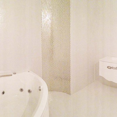 Стены ванной комнаты сделаны из ГКЛ и облицованы кафельной плиткой. Скруглённые части декорированы мозаикой