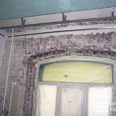Ремонт квартиры на Жуковского. Восстановленное окно в кабинете. Установлен новый стеклопакет; на время ремонта заклеен плёнкой