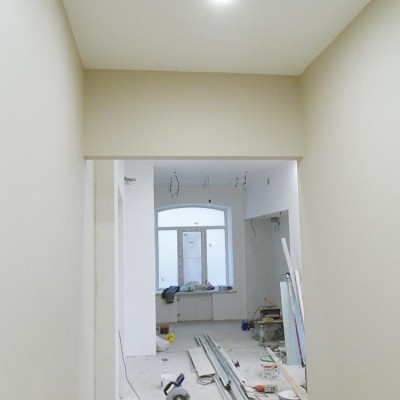 Ремонт квартиры на Жуковского. Новые стены и гипрочный потолок уже оштукатурены; вид из коридора в гостиную-кухню