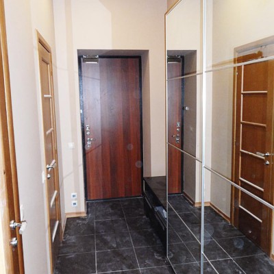 Ремонт квартиры на Жуковского. Слева двери в санузлы, прямо - входная дверь в квартиру