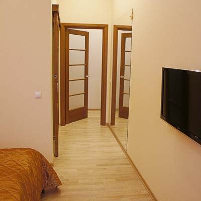 Ремонт квартиры на Жуковского. Слева дверь в гардеробную, напротив - зеркало, прямо - выход из спальни