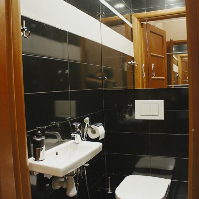 Ремонт квартиры на Жуковского. В туалете установлена раковина и гигиенический душ