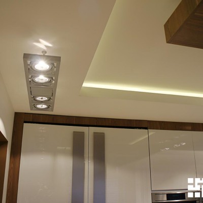 Кухня. Потолок из ГКЛ с декоративной подсвеченной нишей. По периметру установлены светильники с поворотными элементами