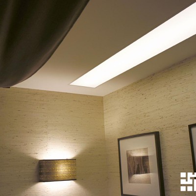 Стены спальни покрыты обоями из натуральной соломки (как в холле, только светлее)