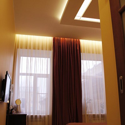Спальня. Закарнизная ниша со светодиодной подсветкой встроена в потолок из ГКЛ