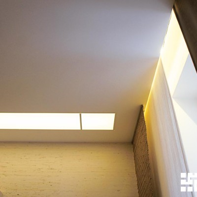 Закарнизная ниша с подсветкой встроена в потолок из ГКЛ. Передние полотнища штор крепятся к потолку
