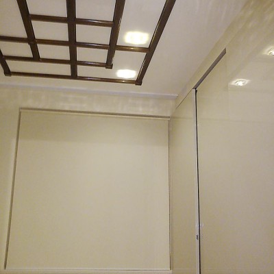 Комната для гостей. Потолок из ГКЛ декорирован деревянными балками. Окно закрыто рулонной шторой