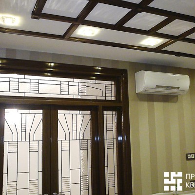 Потолок кабинета: ГКЛ, декоративные деревянные балки, встроенный свет. Одна стена оклеена полосатыми обоями