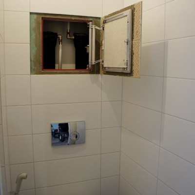 Ревизионный лючок в туалете. В закрытом состоянии дверца становится невидимой (см.следующее фото)