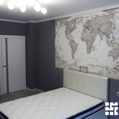В комнату сына привнесли элементы британского стиля с помощью шкафа-телефонной будки и эффектной карты мира над изголовьем кровати